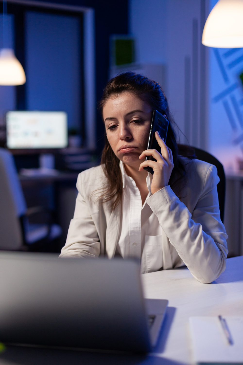 Femme qui attend au téléphone